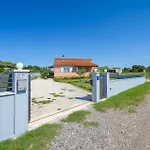 Three-bedroom In Feriehus *